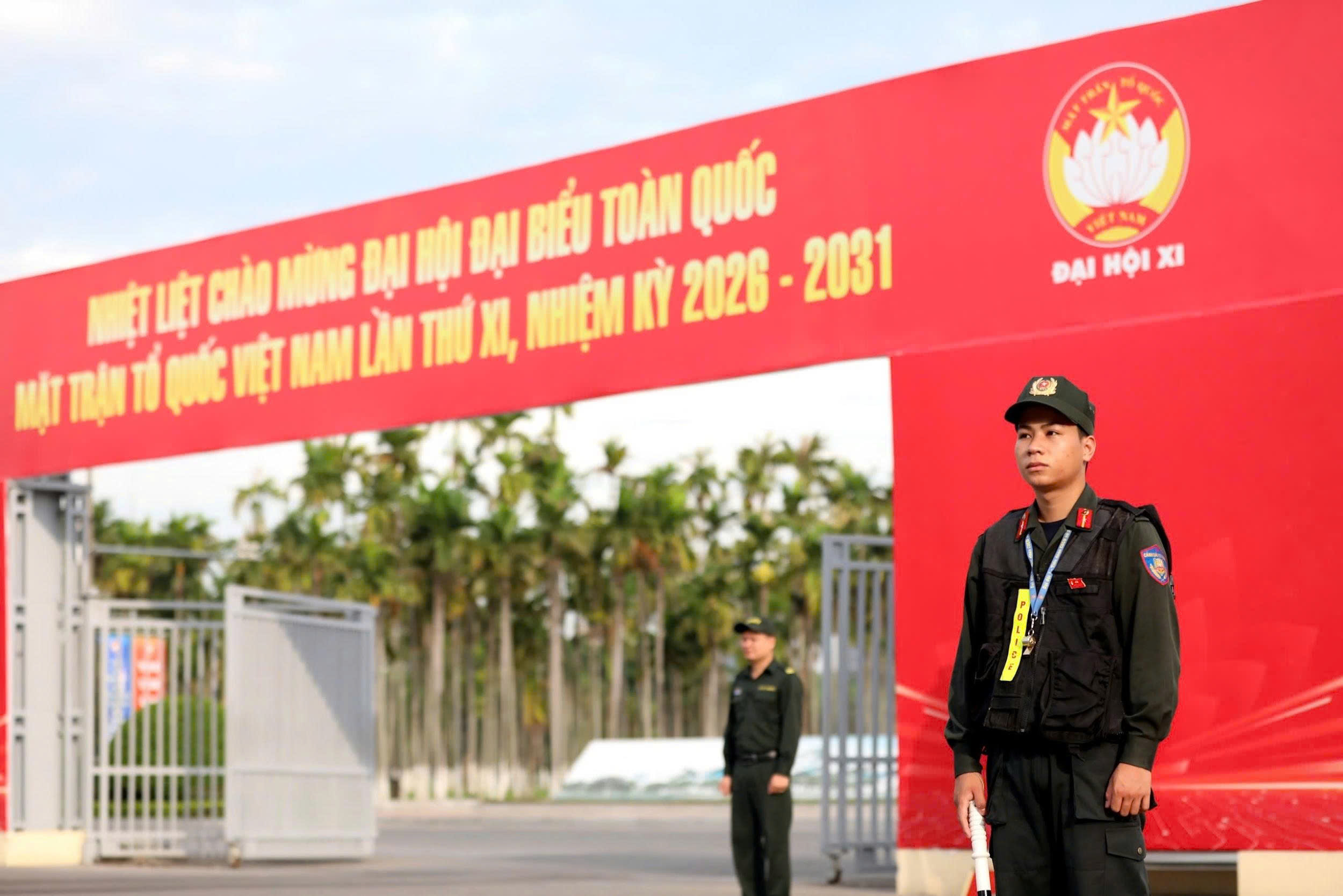 Phòng Cảnh sát giao thông Công an thành phố Hà Nội bảo đảm giao thông an toàn phục vụ Đại hội đại biểu toàn quốc Mặt trận Tổ quốc Việt Nam lần thứ XI tại phường Từ Liêm