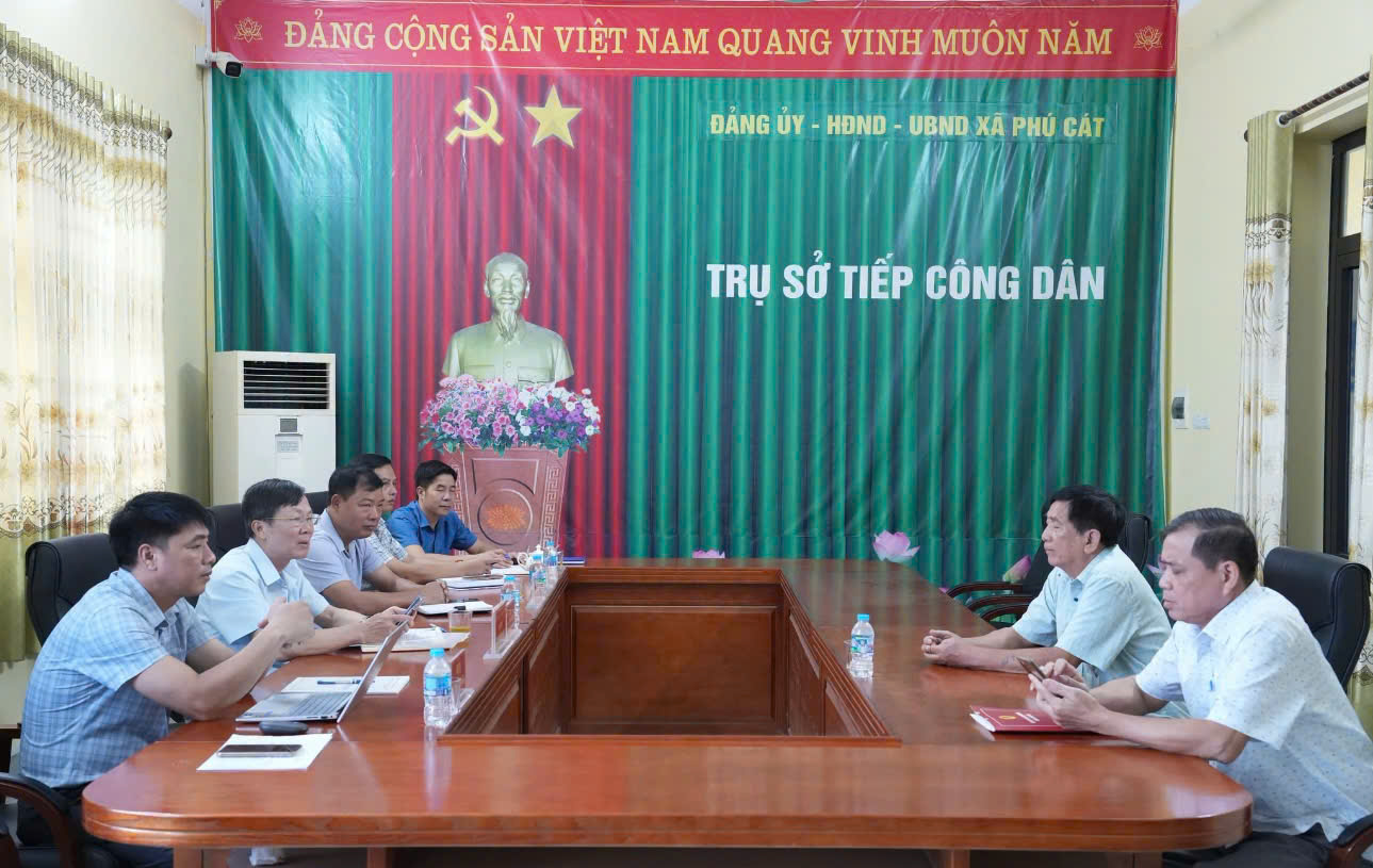 Bí thư Đảng uỷ xã Phú Cát tiếp công dân định kỳ tháng 7, kịp thời lắng nghe và xử lý kiến nghị của người dân