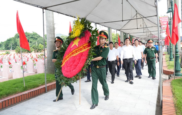 Xã Bát Tràng thành kính dâng hương tri ân các Anh hùng liệt sĩ tại ba nghĩa trang nhân kỷ niệm 79 năm Ngày Thương binh - Liệt sĩ