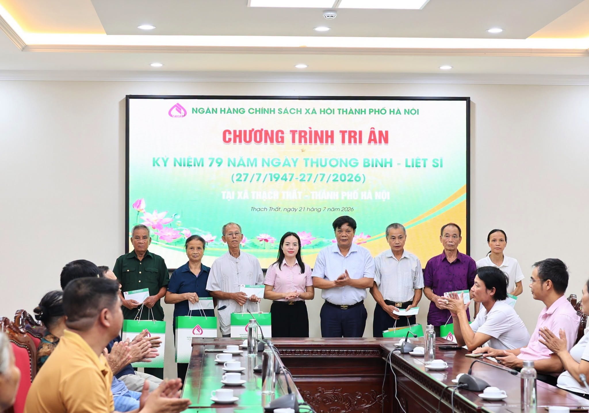 Xã Thạch Thất trao quà tri ân người có công, lan tỏa nghĩa tình nhân kỷ niệm 79 năm Ngày Thương binh - Liệt sĩ