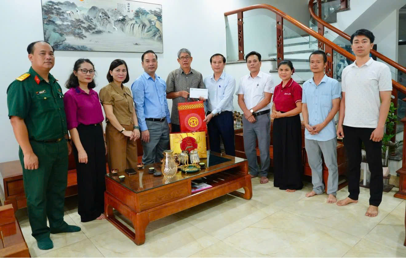 Xã Sơn Đồng tri ân Bà mẹ Việt Nam Anh hùng, thương binh và người có công nhân kỷ niệm 79 năm Ngày Thương binh - Liệt sĩ