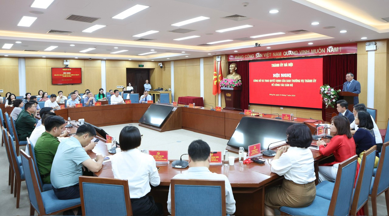 Đồng chí Nguyễn Văn Phong trao quyết định về công tác cán bộ tại phường Đống Đa
