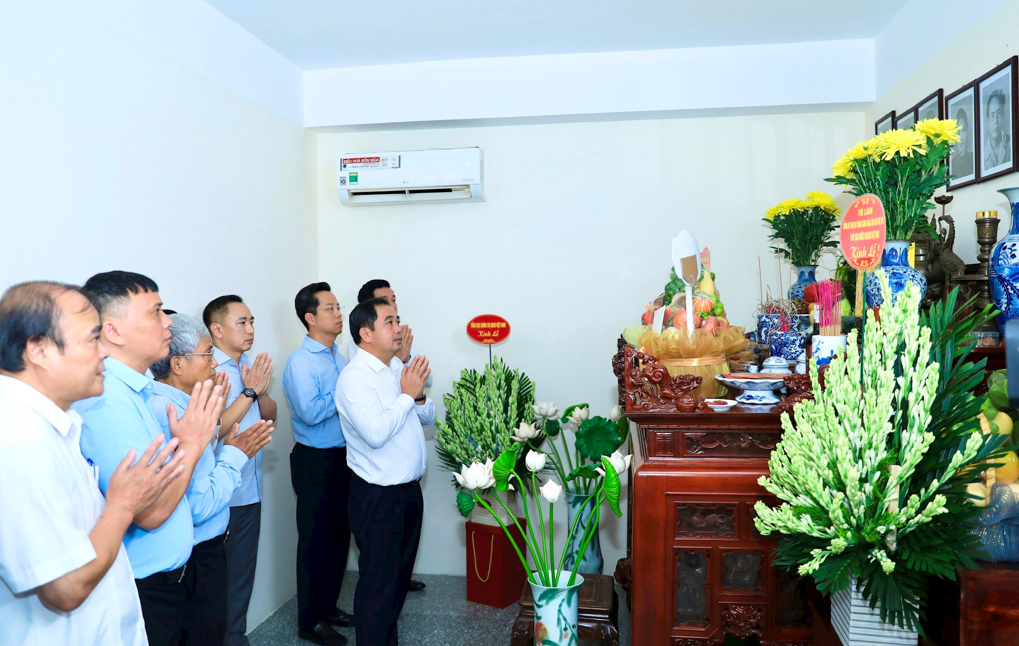 Bí thư Thành ủy Trần Đức Thắng dâng hương tri ân đồng chí Lê Quang Đạo và đồng chí Lê Xuân Trứ