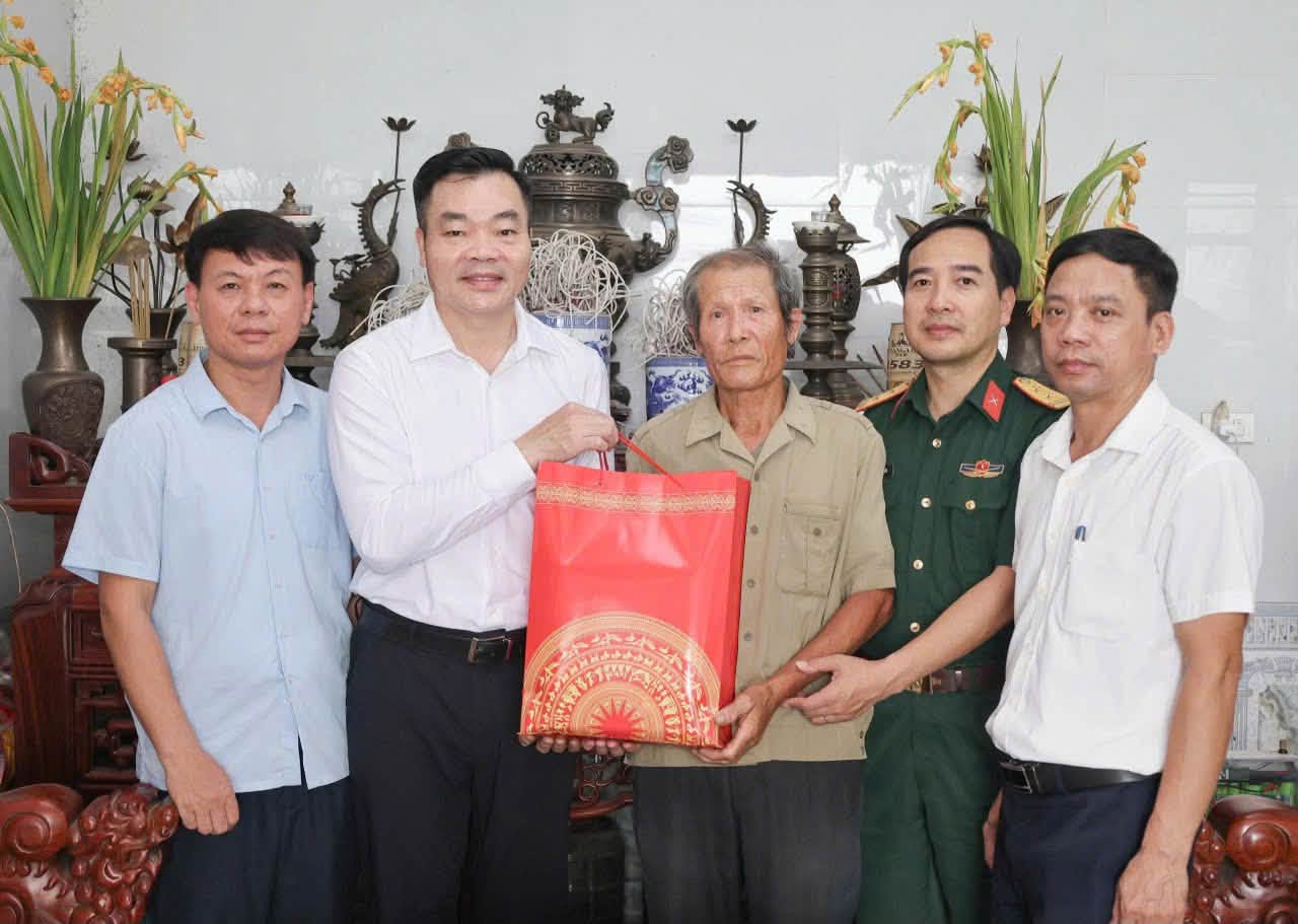 Xã Đại Xuyên lan tỏa đạo lý tri ân qua hoạt động thăm, tặng quà người có công nhân kỷ niệm 79 năm Ngày Thương binh - Liệt sĩ