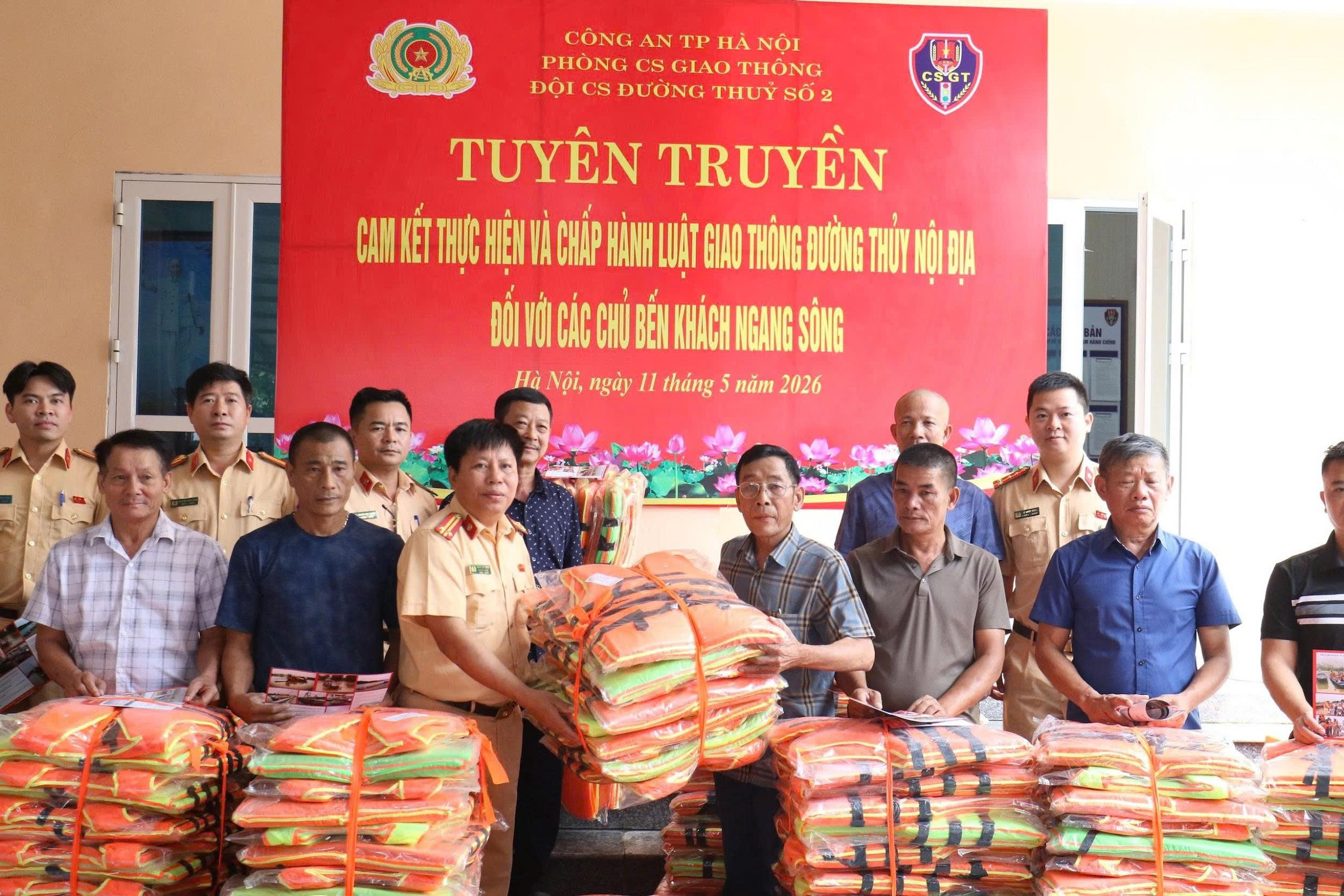 Đội Cảnh sát đường thủy số 2, Phòng Cảnh sát giao thông Công an thành phố Hà Nội trao tặng 500 áo phao và siết chặt an toàn bến khách ngang sông