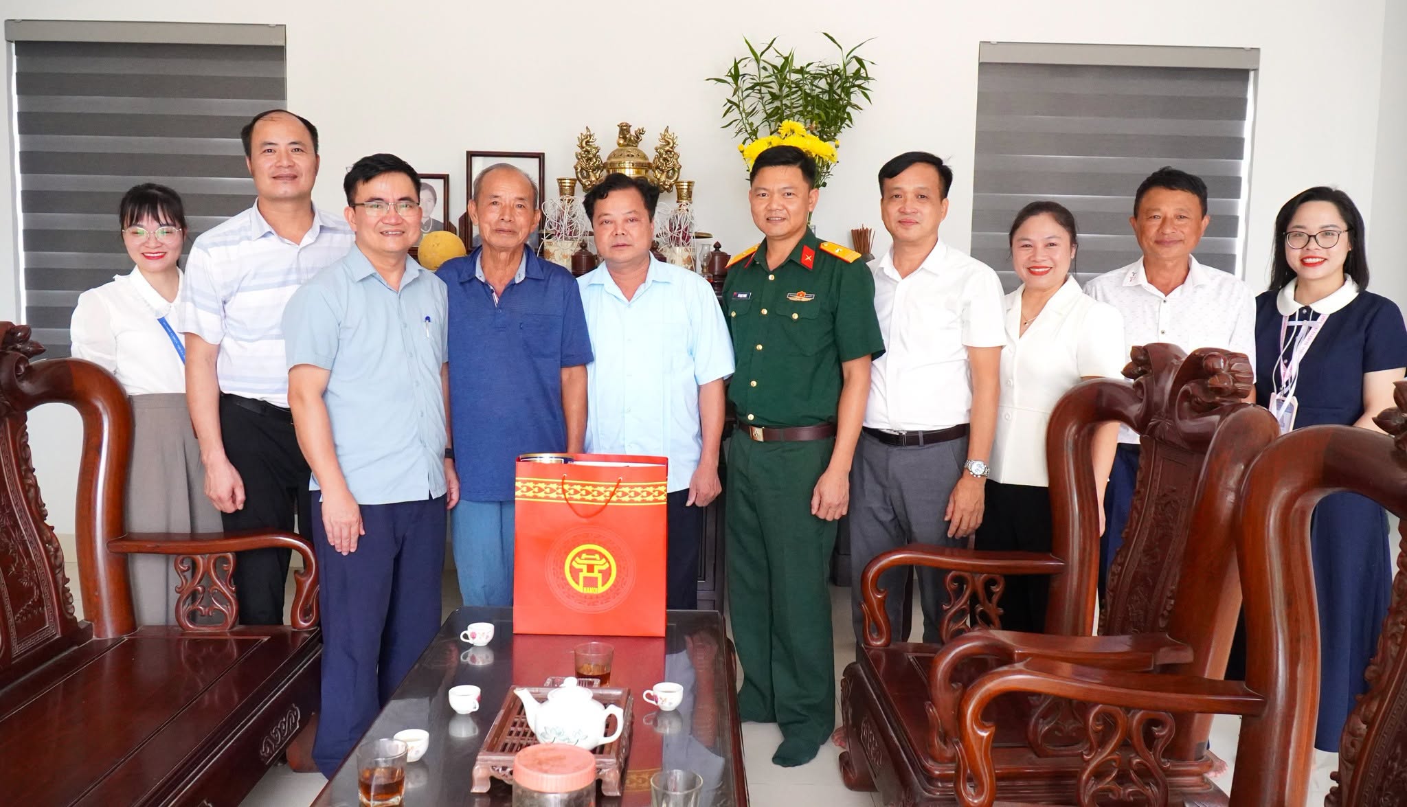 Xã Trung Giã trao 2.656 suất quà, lan tỏa nghĩa tình với người có công