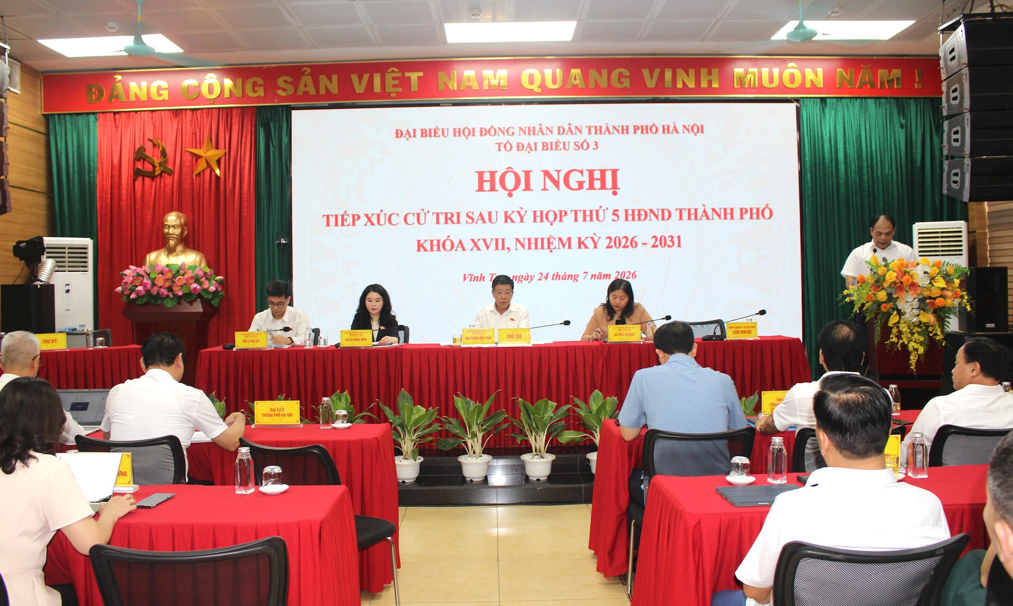 Phó Chủ tịch Thường trực UBND thành phố Hà Nội Dương Đức Tuấn đối thoại với cử tri, lắng nghe kiến nghị sau kỳ họp thứ năm HĐND thành phố