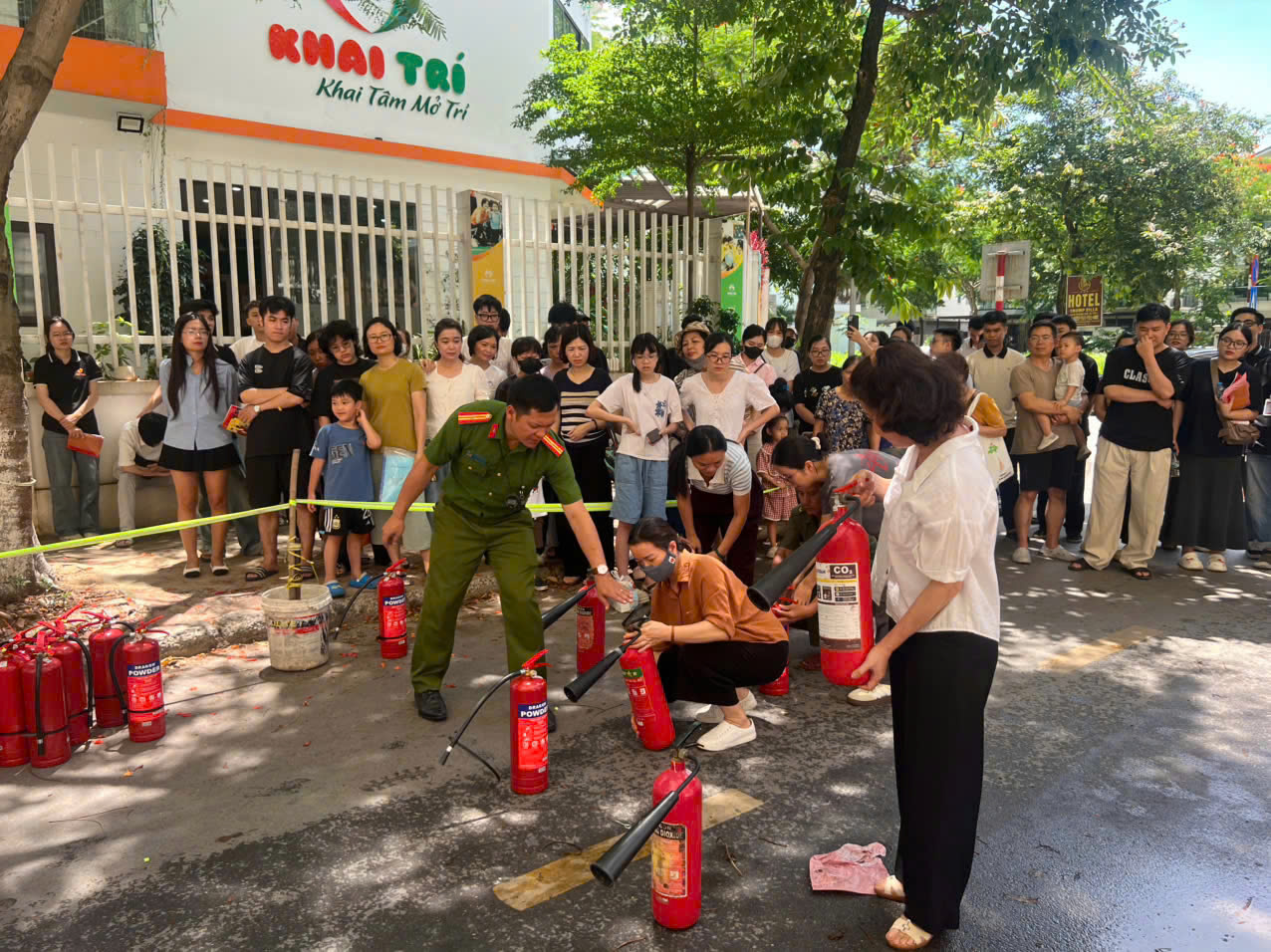 Công an thành phố Hà Nội tăng cường kỹ năng phòng cháy, chữa cháy tại chung cư Tây Hà và doanh nghiệp vận tải