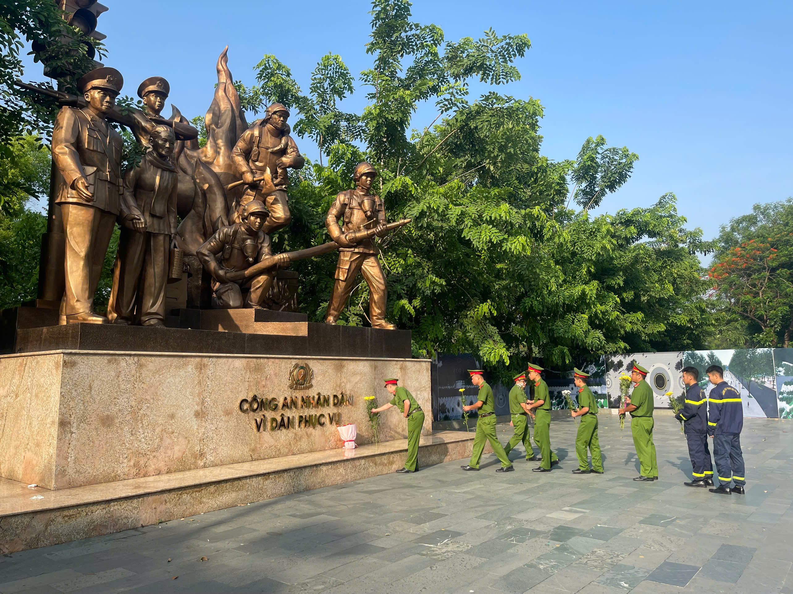 Cán bộ, chiến sĩ Đội Chữa cháy và cứu nạn, cứu hộ khu vực số 9 thành kính dâng hương tri ân các Anh hùng liệt sĩ