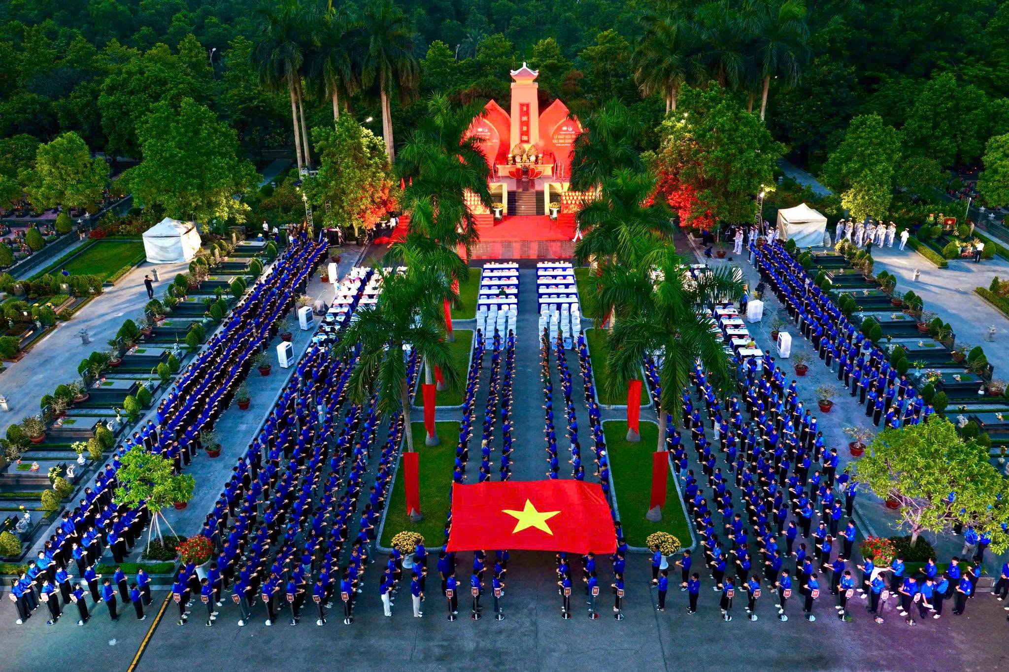Thắp hàng nghìn ngọn nến, trao hàng trăm bức ảnh phục dựng tri ân các anh hùng liệt sĩ