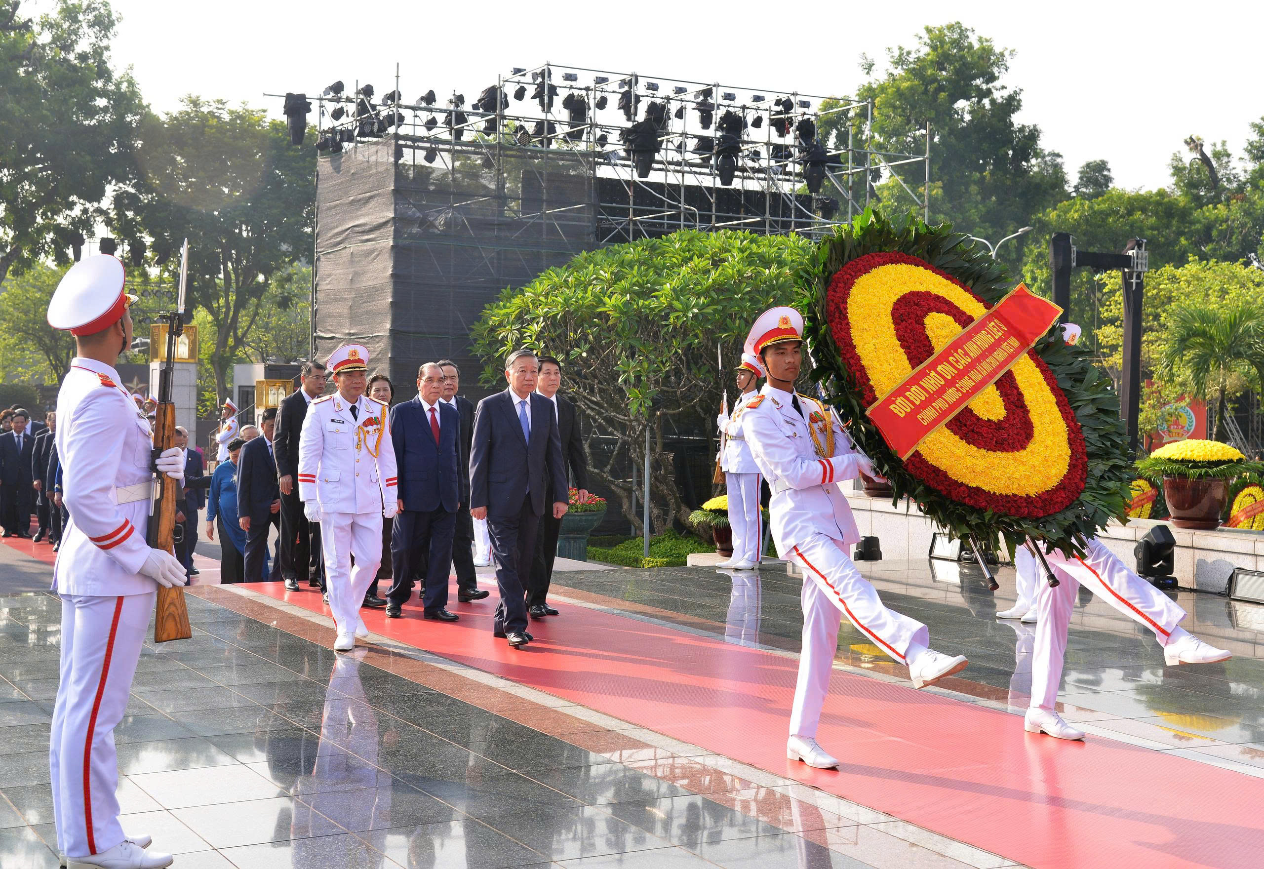 Lãnh đạo Đảng, Nhà nước và Thủ đô Hà Nội tưởng niệm Chủ tịch Hồ Chí Minh và các Anh hùng liệt sĩ