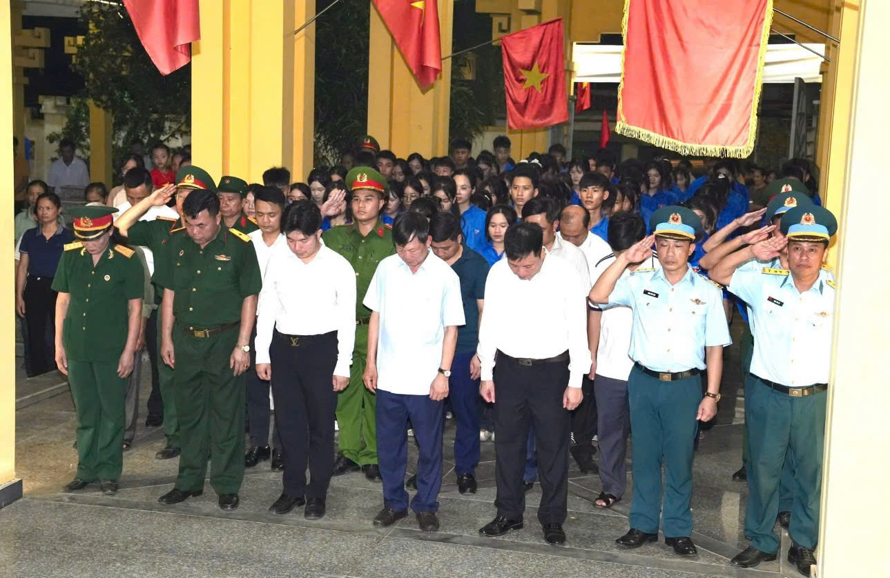 Xã Phú Cát tổ chức Lễ thắp nến tri ân, lan tỏa đạo lý “Uống nước nhớ nguồn”