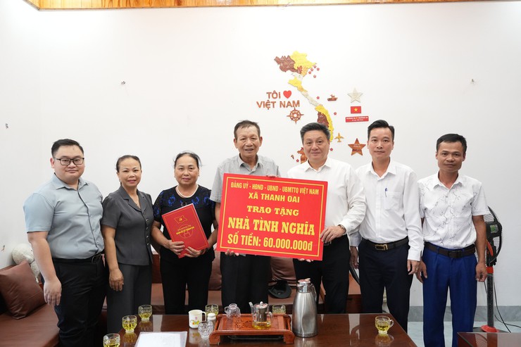 Xã Thanh Oai trao kinh phí hỗ trợ xây dựng nhà ở cho người có công, lan tỏa nghĩa tình "Đền ơn đáp nghĩa"