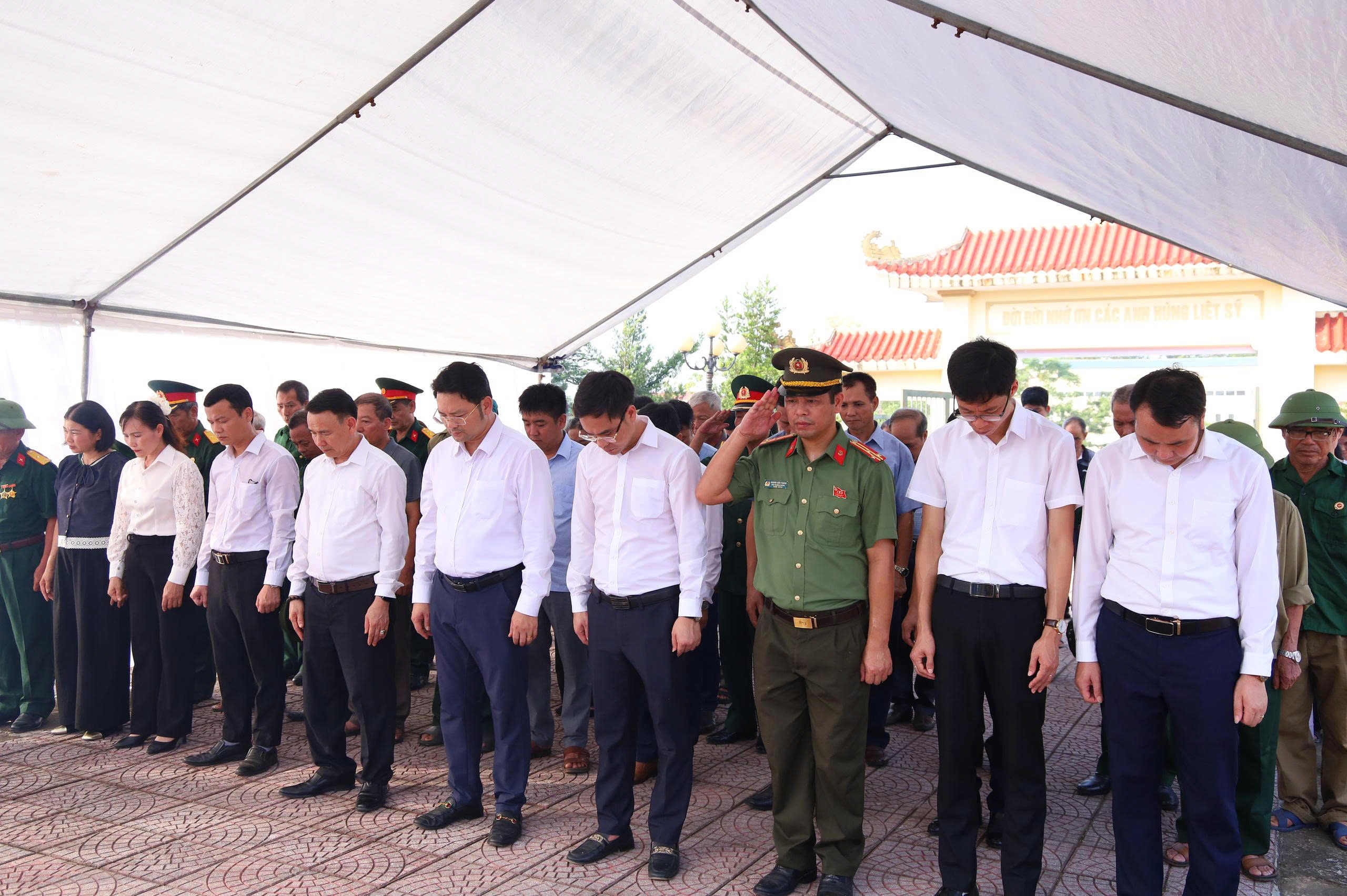 Xã Cổ Đô đồng loạt dâng hương tại 8 nghĩa trang liệt sĩ, báo công trước anh linh các Anh hùng liệt sĩ