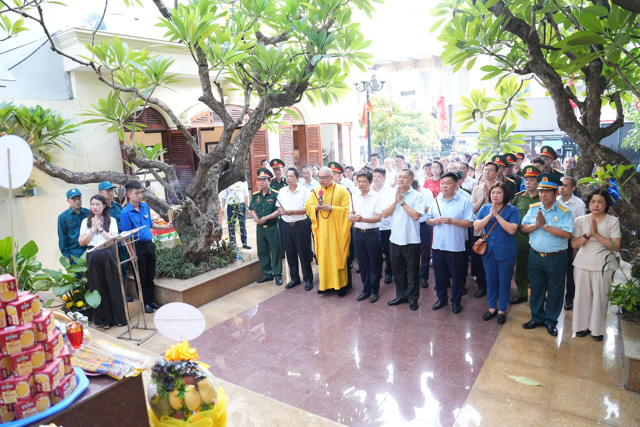 Phường Văn Miếu - Quốc Tử Giám dâng hương tưởng niệm các Anh hùng liệt sĩ, lan tỏa đạo lý "Uống nước nhớ nguồn"