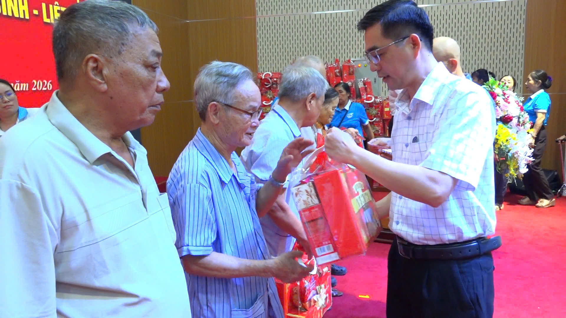 Xã Thanh Trì trao 79 suất quà tri ân người có công, lan tỏa nghĩa tình "Đền ơn đáp nghĩa"