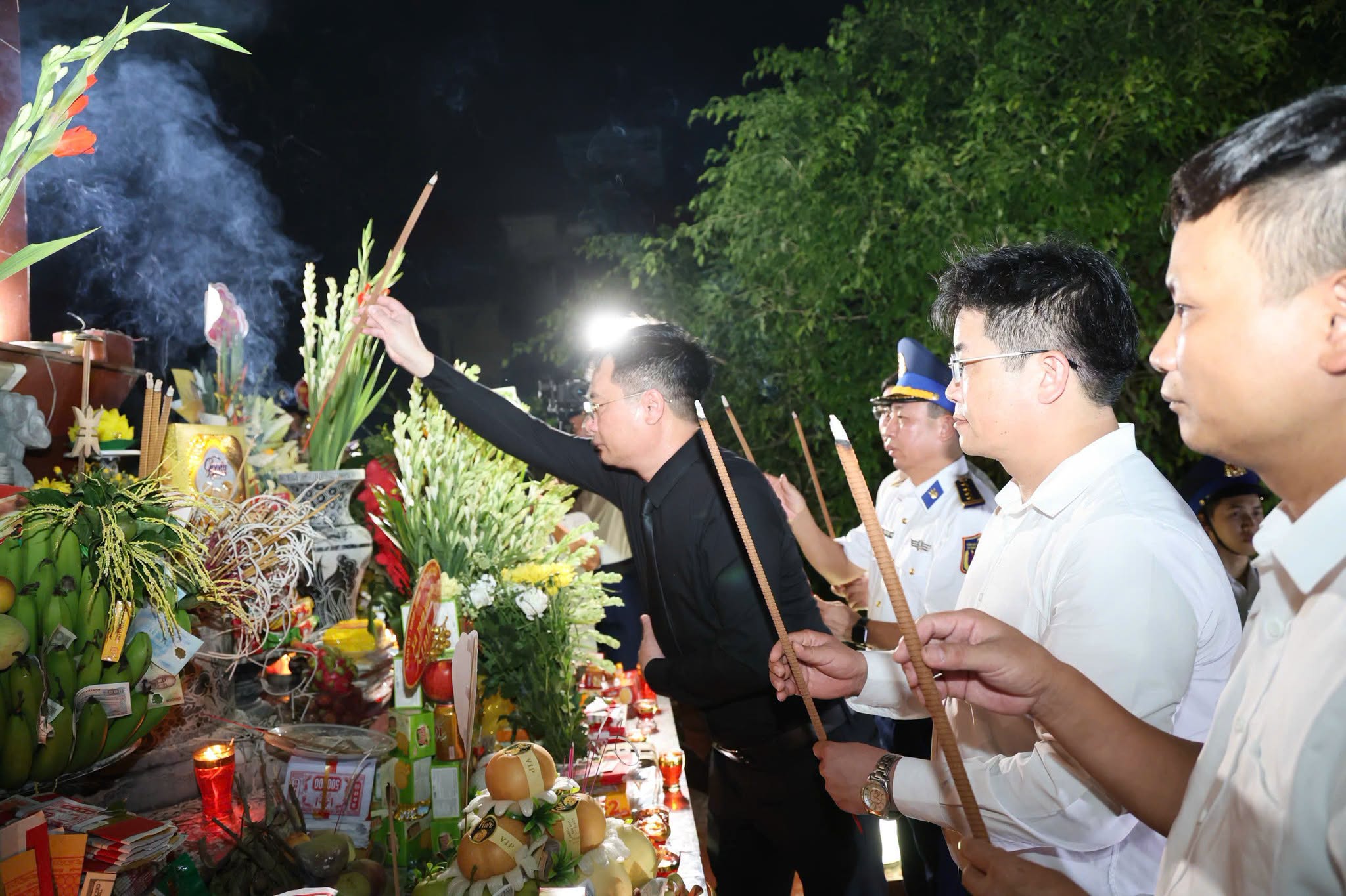 Xã Tam Hưng tổ chức Lễ thắp nến tri ân, lan tỏa đạo lý "Uống nước nhớ nguồn"