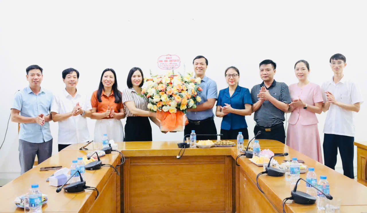 Lãnh đạo xã Vật Lại chúc mừng Công đoàn nhân kỷ niệm 97 năm Ngày thành lập Công đoàn Việt Nam