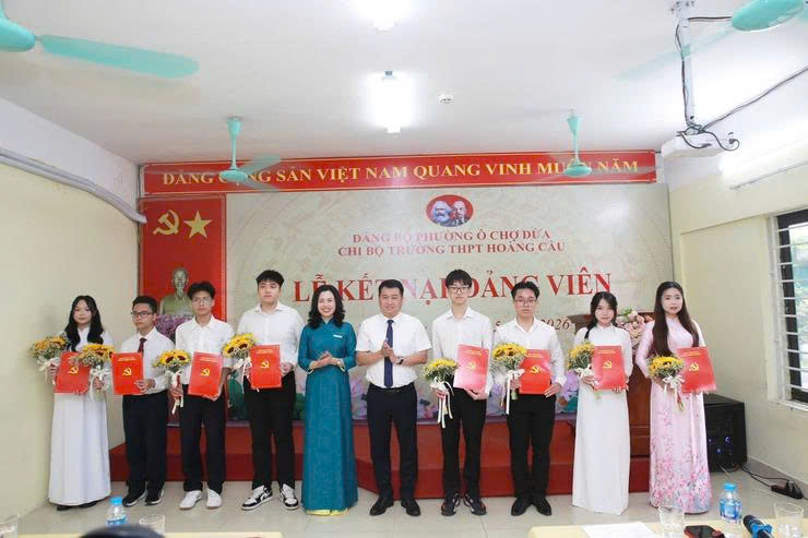 Phường Ô Chợ Dừa: Đảng bộ Trường THPT Đống Đa và Chi bộ Trường THPT Hoàng Cầu kết nạp 16 đảng viên mới, tiếp thêm sức trẻ cho tổ chức Đảng trong trường học
