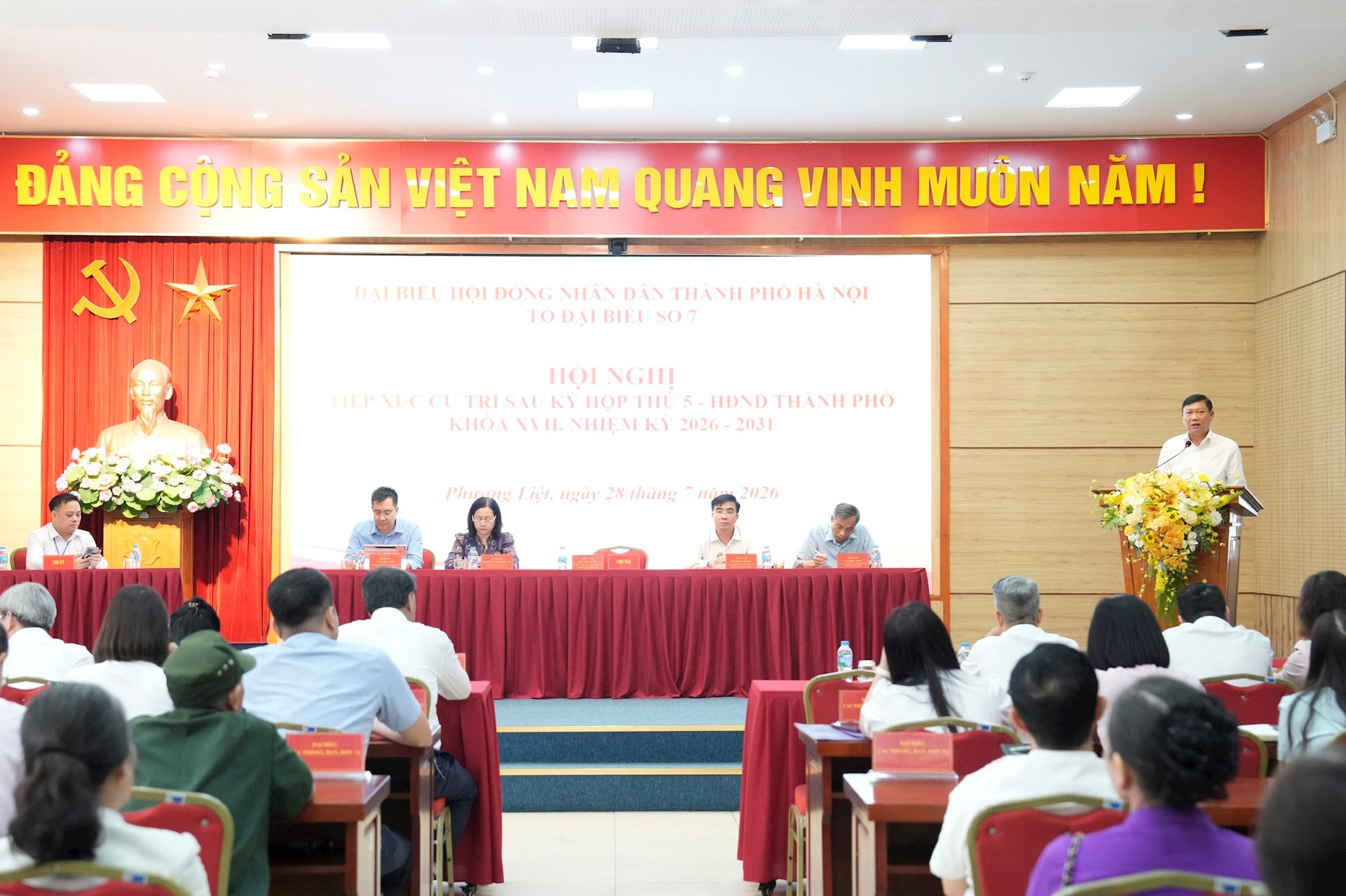 Phó Chủ tịch UBND thành phố Hà Nội Đỗ Anh Tuấn tiếp xúc cử tri sau kỳ họp thứ năm HĐND thành phố
