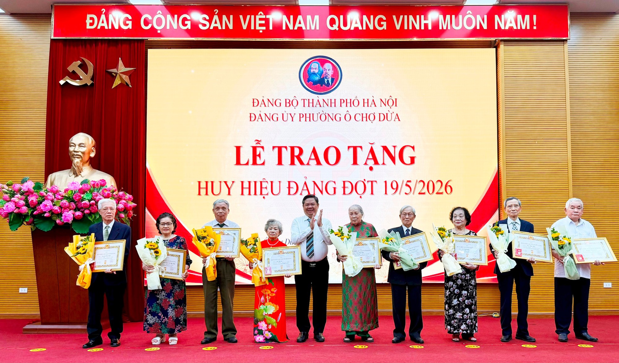 Đảng bộ phường Ô Chợ Dừa tôn vinh 109 đảng viên nhận Huy hiệu Đảng, lan tỏa giá trị truyền thống và bản lĩnh cách mạng