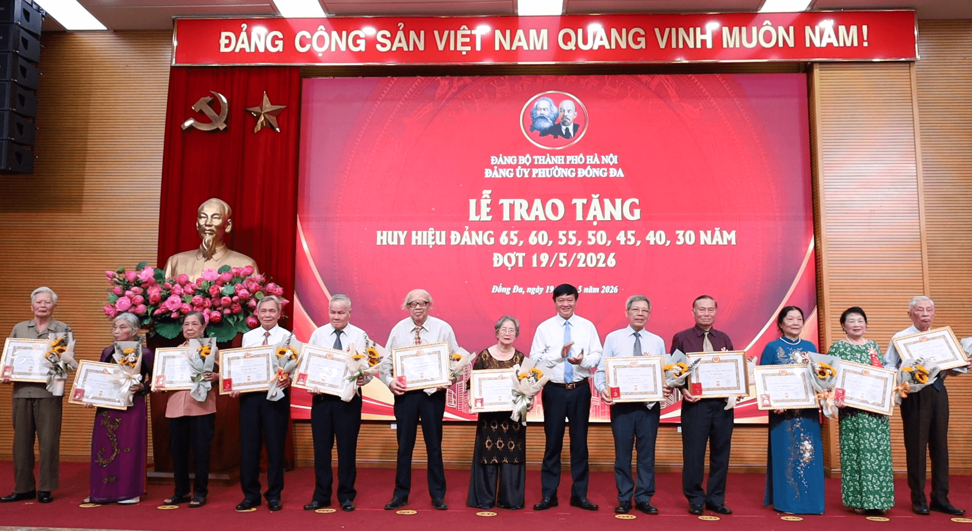 Phường Đống Đa trao Huy hiệu Đảng cho 159 đảng viên, lan tỏa giá trị truyền thống cách mạng trong dịp kỷ niệm Ngày sinh Chủ tịch Hồ Chí Minh