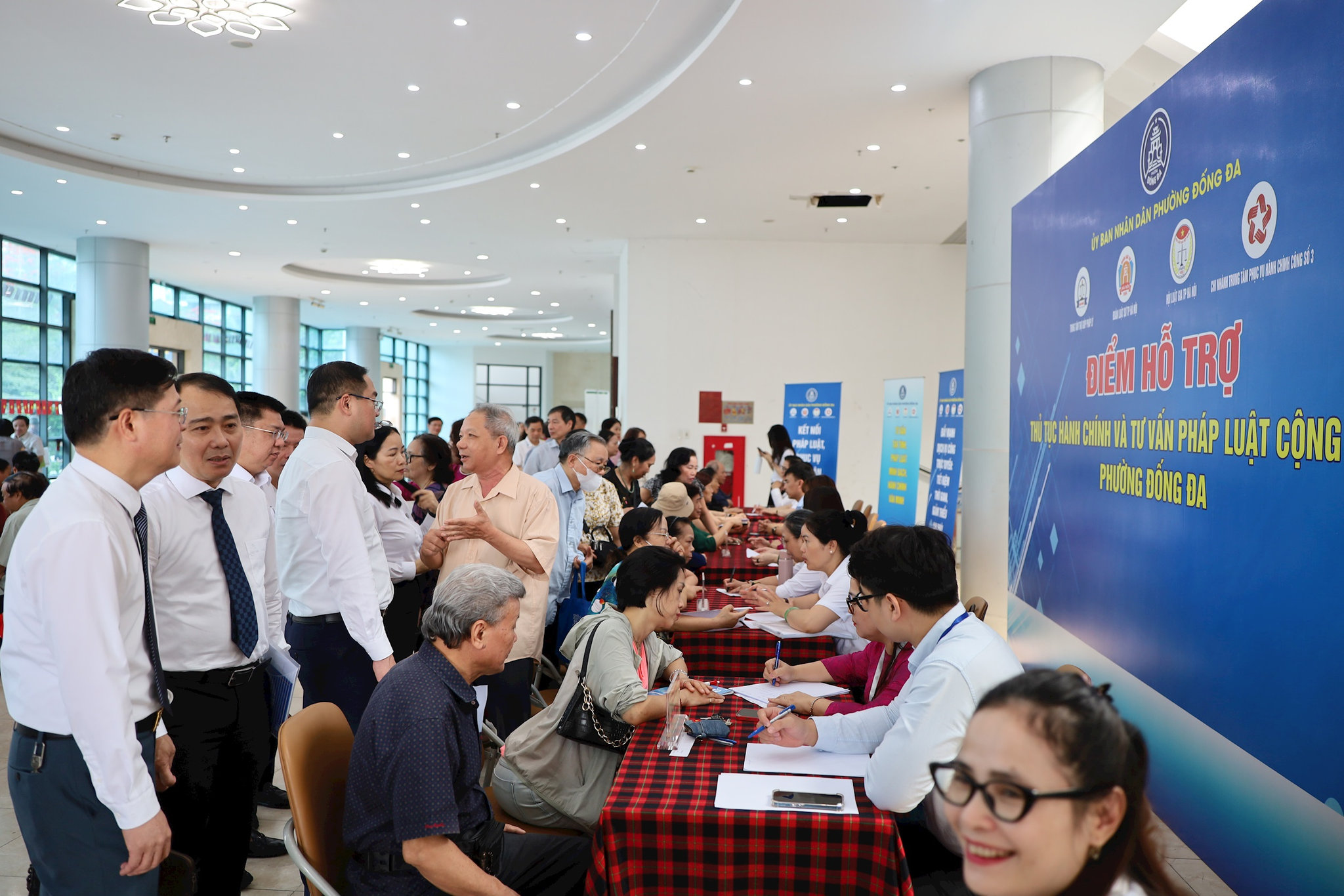 Phường Đống Đa đưa hỗ trợ thủ tục hành chính và tư vấn pháp luật đến tận khu dân cư, xây dựng nền hành chính gần dân, phục vụ hiệu quả