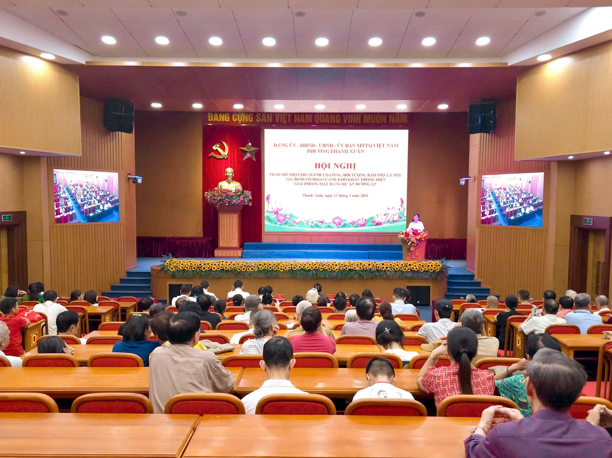 Phường Thanh Xuân trao hỗ trợ các hộ dân vùng giải phóng mặt bằng, đồng hành cùng dự án đường Vành đai 2,5
