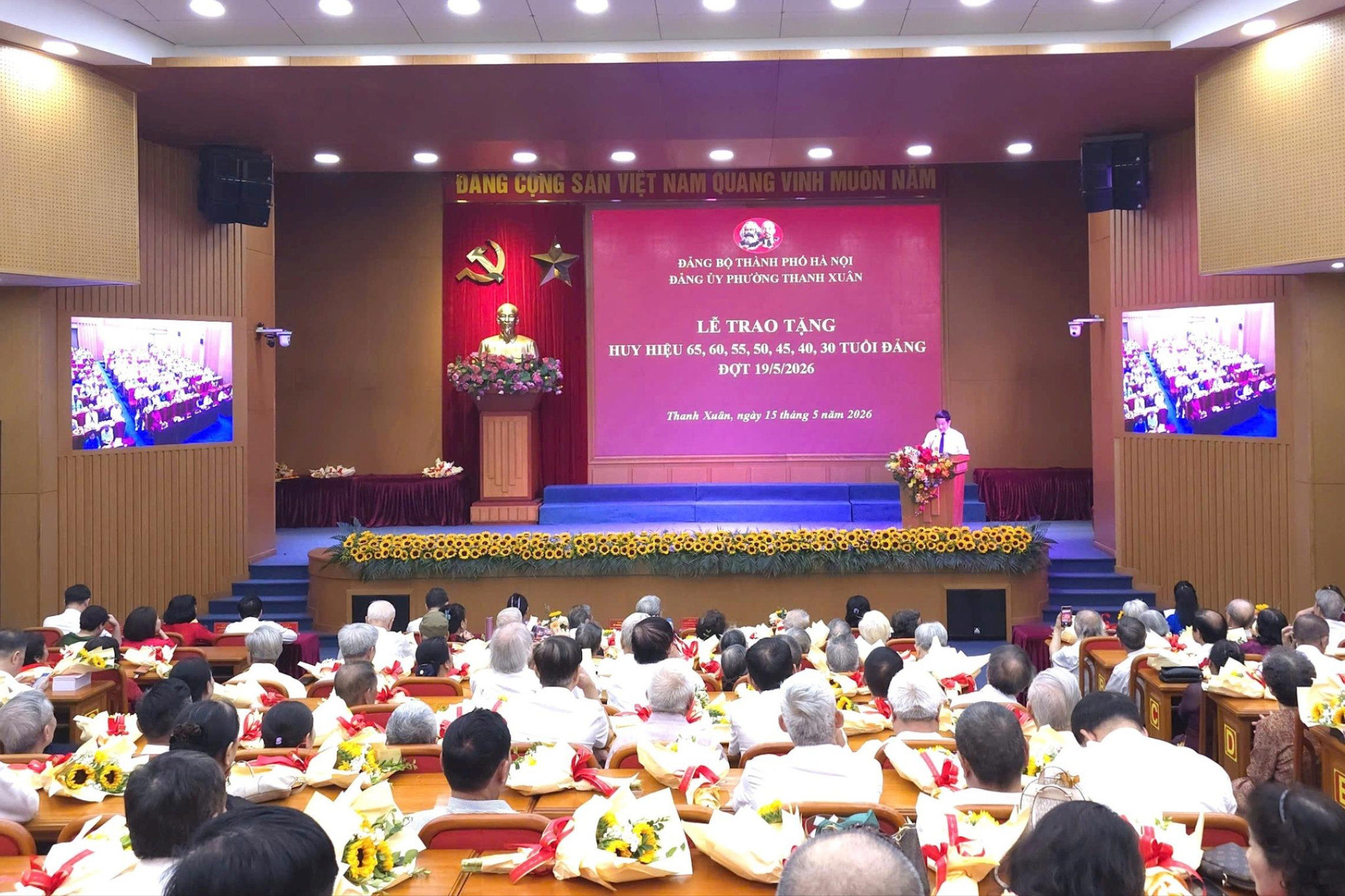 Phường Thanh Xuân trao Huy hiệu Đảng tặng 173 đảng viên, lan tỏa phẩm chất tiền phong, gương mẫu