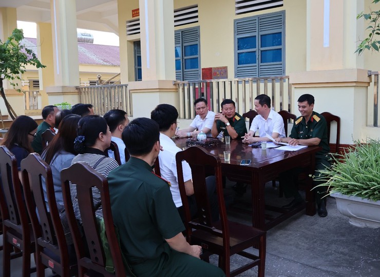 Phường Đông Ngạc thăm, động viên tân binh đang huấn luyện tại Trung đoàn 88