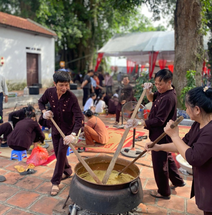 Phường Đông Ngạc gìn giữ, bảo tồn Lễ hội Đình Chèm qua Hội thi nấu chè kho truyền thống