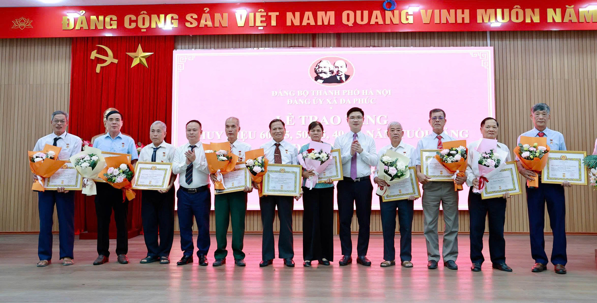 Xã Đa Phúc trang trọng trao Huy hiệu Đảng, tôn vinh những cống hiến bền bỉ của các đảng viên lão thành