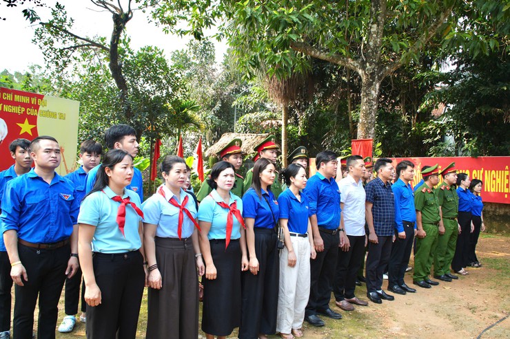 Đoàn Thanh niên xã Tây Phương dâng hương báo công, tiếp nối lý tưởng tuổi trẻ tại Nhà Lưu niệm Bác Hồ ở xã Hạ Bằng