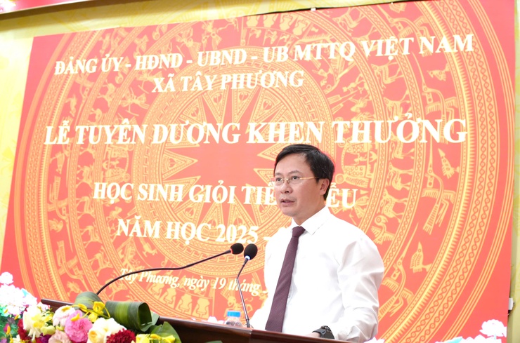 Xã Tây Phương vinh danh 255 học sinh tiêu biểu, lan tỏa truyền thống hiếu học từ những thành tích xuất sắc