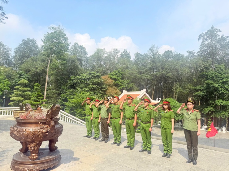 Công an xã Tây Phương bồi đắp bản lĩnh chính trị từ hành trình về nguồn tại Khu di tích lịch sử K9 Đá Chông