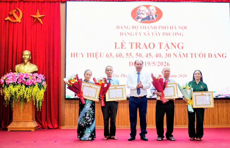 Đảng bộ xã Tây Phương trang trọng trao Huy hiệu Đảng, tri ân những cống hiến bền bỉ của các đảng viên lão thành