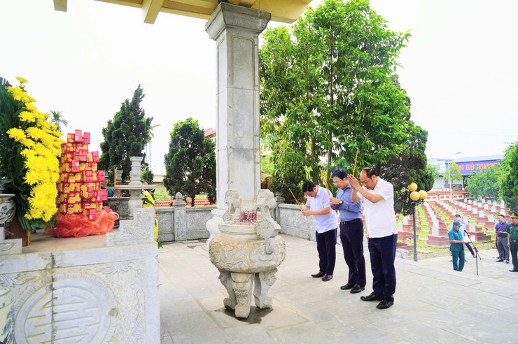 Xã Tây Phương thành kính tri ân các Anh hùng liệt sĩ nhân kỷ niệm 51 năm Ngày Giải phóng miền Nam, thống nhất đất nước