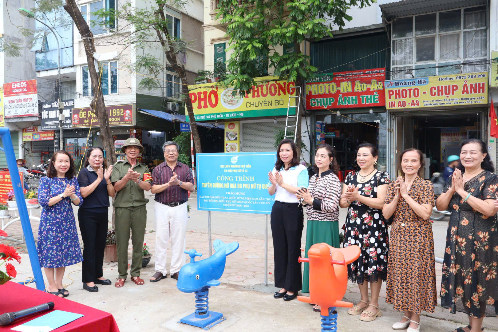 Phường Phú Diễn lan tỏa mô hình “Tuyến đường hoa do phụ nữ tự quản”, góp phần xây dựng cảnh quan xanh, sạch, đẹp, nâng cao ý thức bảo vệ môi trường