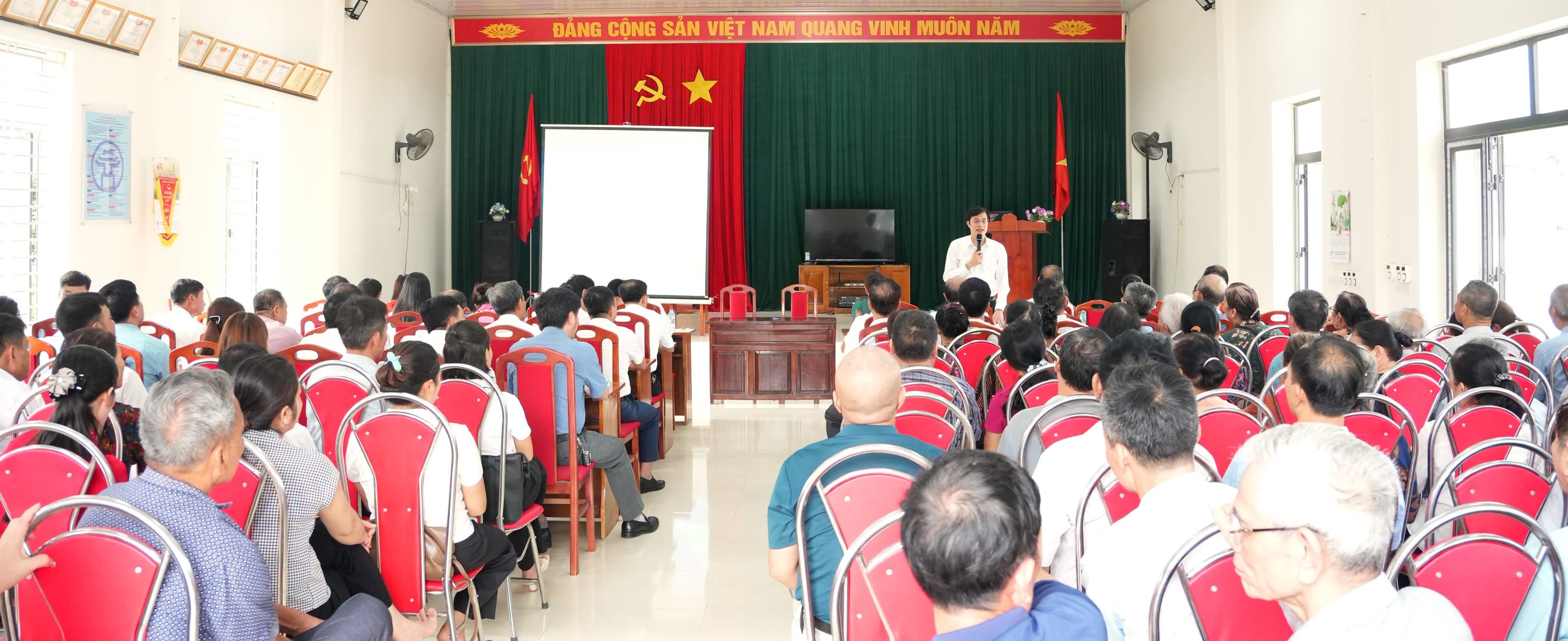 Xã Quảng Oai chuẩn hóa sinh hoạt chi bộ sau sắp xếp đơn vị hành chính từ mô hình điểm tại thôn Liên Minh
