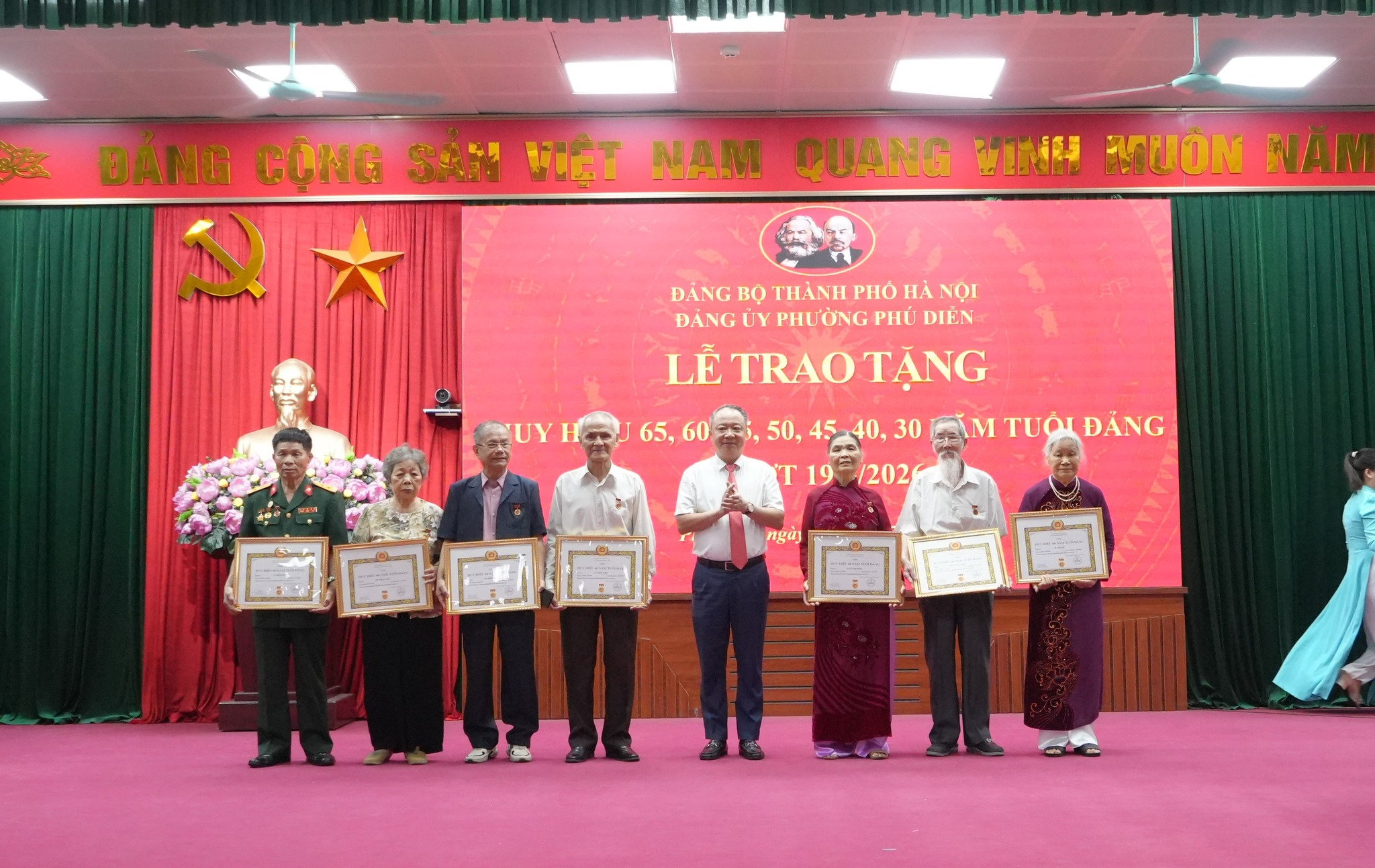 Phường Phú Diễn trang trọng trao Huy hiệu Đảng, tôn vinh những cống hiến bền bỉ của các đảng viên lão thành