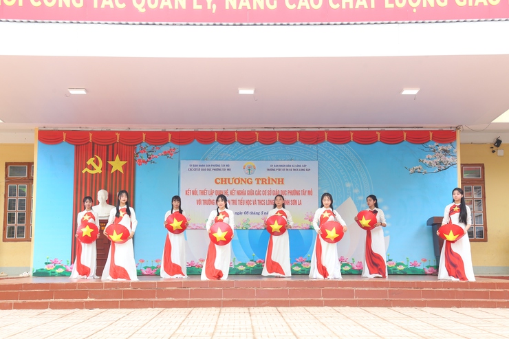 Phường Tây Mỗ trao thiết bị dạy học, tiếp sức cho giáo dục vùng biên Lóng Sập, tỉnh Sơn La