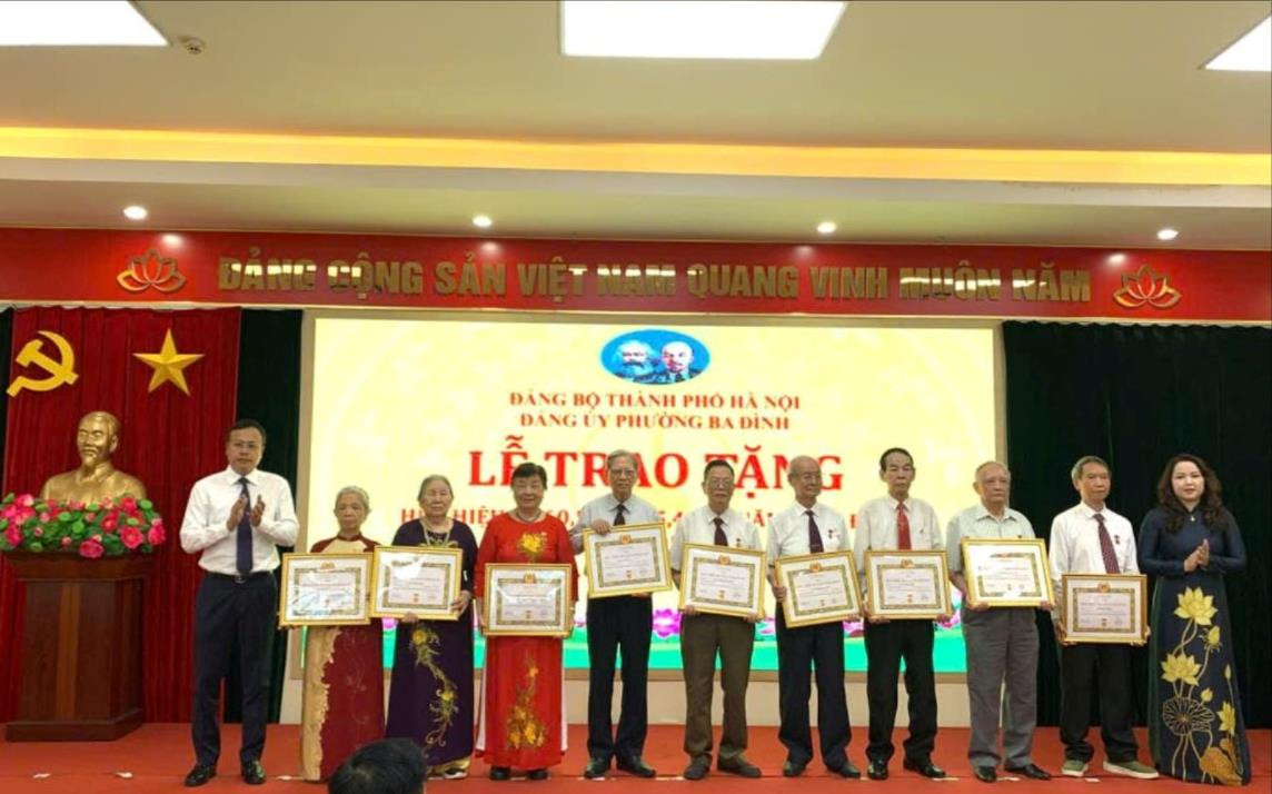 Phường Ba Đình trân trọng trao Huy hiệu Đảng cho 80 đảng viên, tôn vinh những cống hiến bền bỉ với sự nghiệp cách mạng