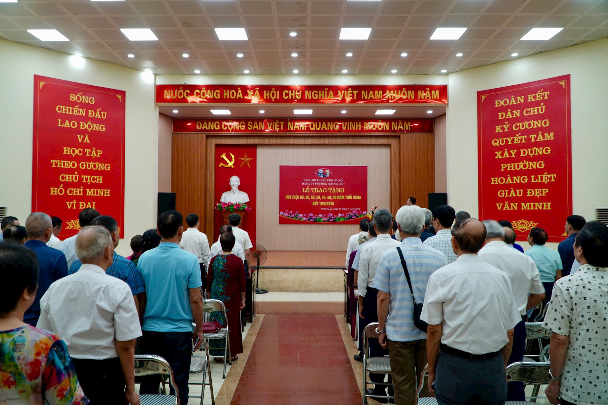 Phường Hoàng Liệt trang trọng trao Huy hiệu Đảng cho 45 đảng viên tiêu biểu nhân kỷ niệm 136 năm Ngày sinh Chủ tịch Hồ Chí Minh