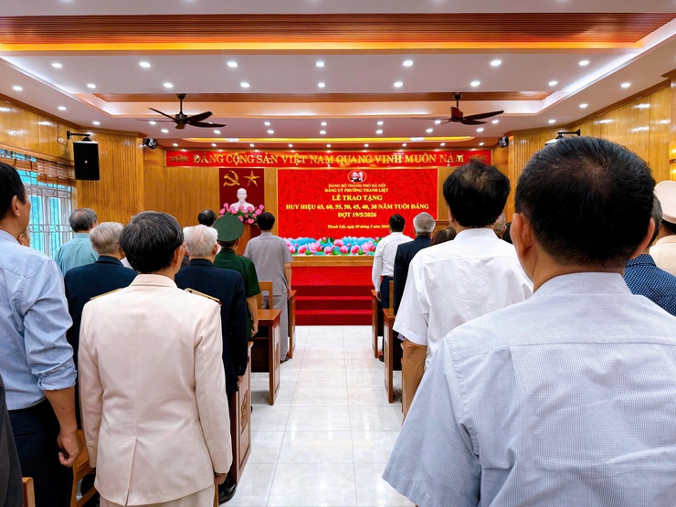 Đảng bộ phường Thanh Liệt trao Huy hiệu Đảng cho 76 đảng viên, tôn vinh những cống hiến bền bỉ với sự nghiệp cách mạng