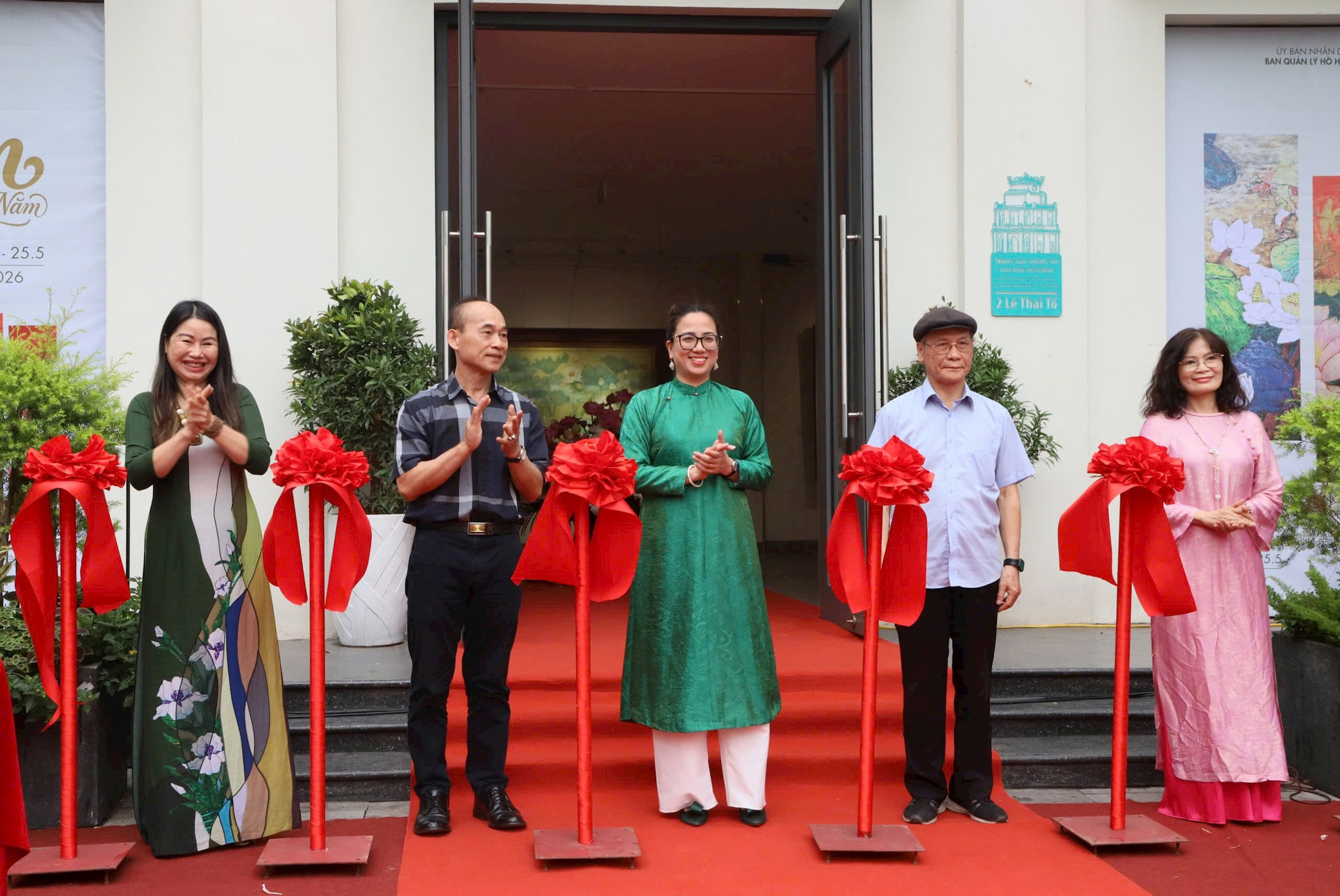 Ban Quản lý hồ Hoàn Kiếm và phố cổ Hà Nội khai mạc triển lãm “Sen tháng năm”, tôn vinh vẻ đẹp văn hóa Việt qua hội họa