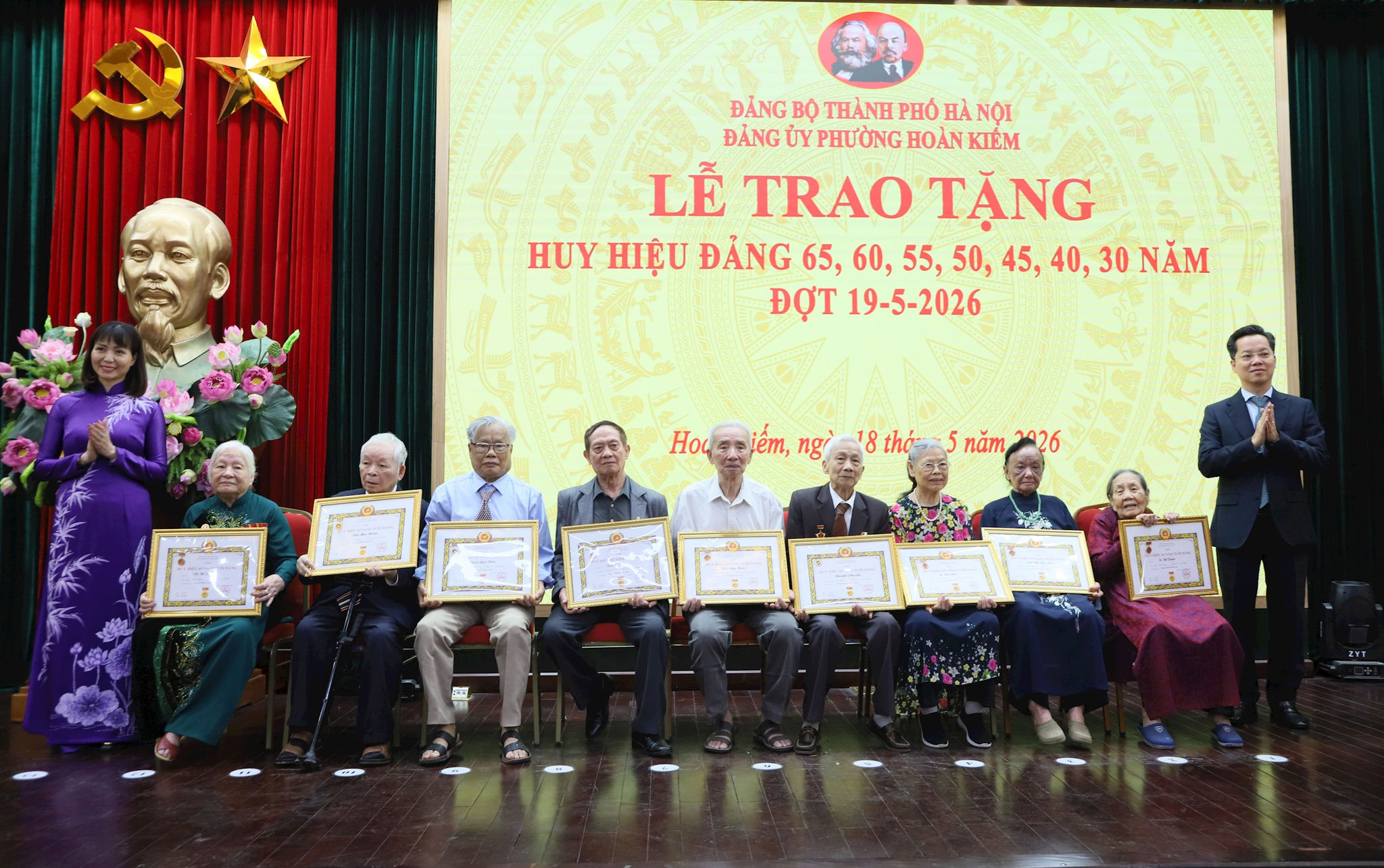 Phường Hoàn Kiếm trang trọng trao Huy hiệu Đảng và dâng hương tại di tích 48 Hàng Ngang nhân kỷ niệm Ngày sinh Chủ tịch Hồ Chí Minh