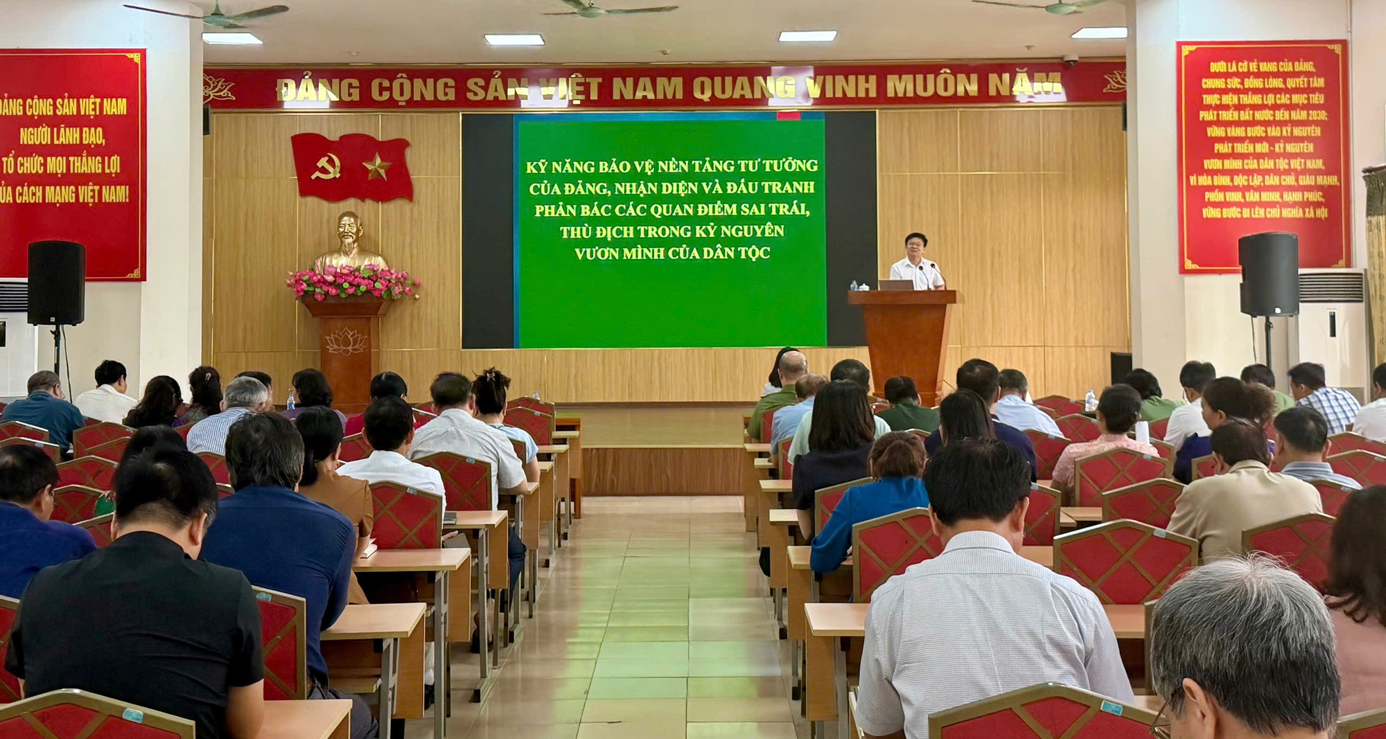 Bồi dưỡng nghiệp vụ công tác 35 cho hơn 400 cán bộ cơ sở, nâng cao năng lực bảo vệ nền tảng tư tưởng của Đảng