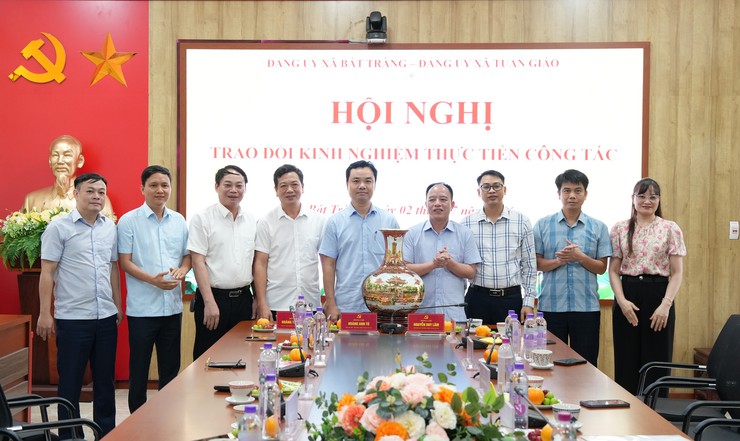 Xã Bát Tràng chia sẻ kinh nghiệm xây dựng Đảng, phát triển địa phương với xã Tuần Giáo, tỉnh Điện Biên