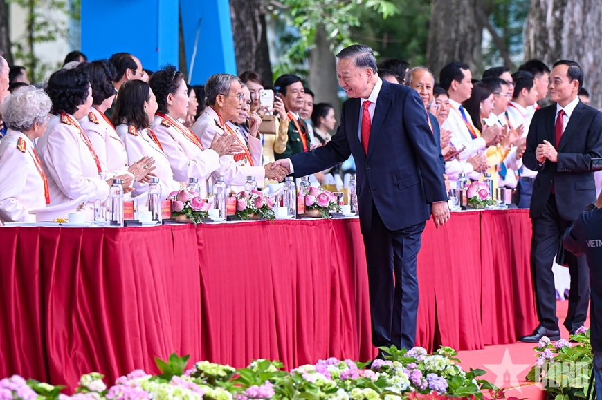 Kỷ niệm trọng thể 50 năm Ngày thành phố Sài Gòn - Gia Định vinh dự mang tên Chủ tịch Hồ Chí Minh