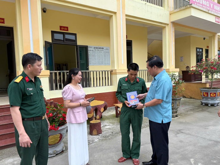 Phường Xuân Đỉnh động viên tân binh tại Trung đoàn 88, tiếp thêm quyết tâm hoàn thành nhiệm vụ bảo vệ Tổ quốc